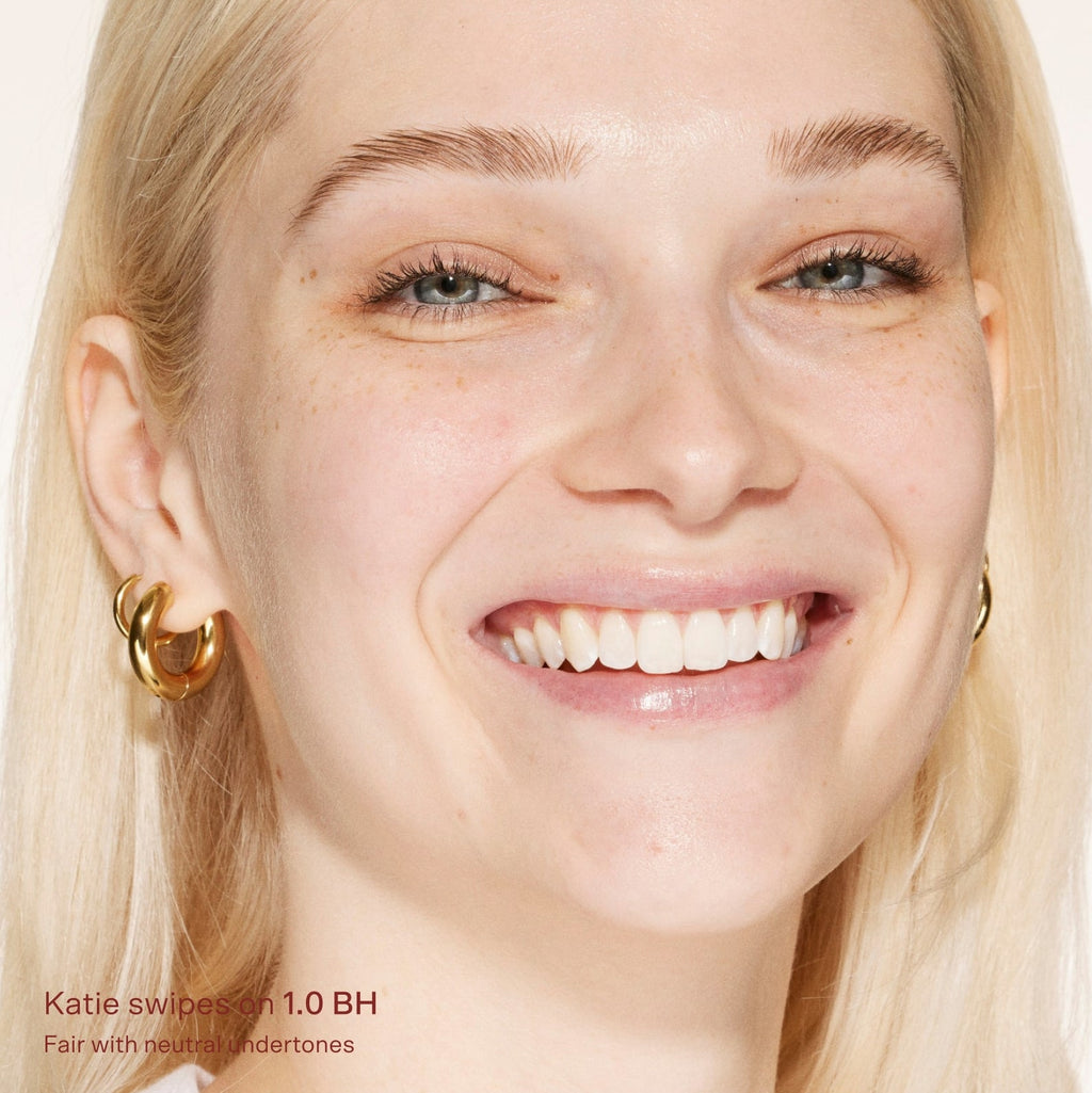 Close-up-of-a-woman-s-face-with-blonde-h