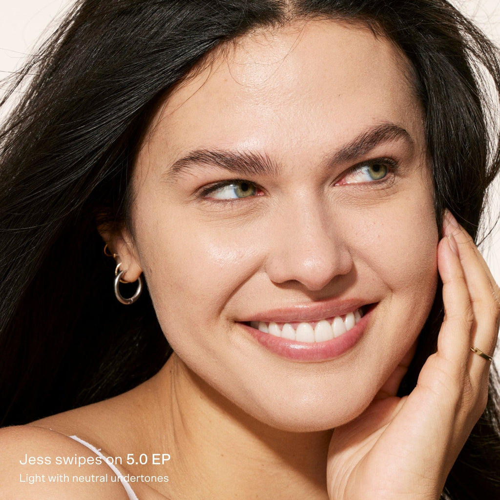 Close-up-of-a-woman-with-a-soft-smile-we